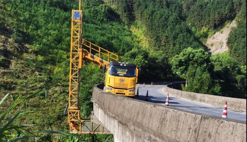 1633947256619743.jpg 利用自有大型橋檢車開展河池片區(qū)危舊橋梁改造工程.jpg